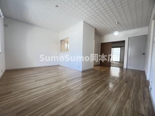 物件内観写真12　(ゆったりとした居間です)