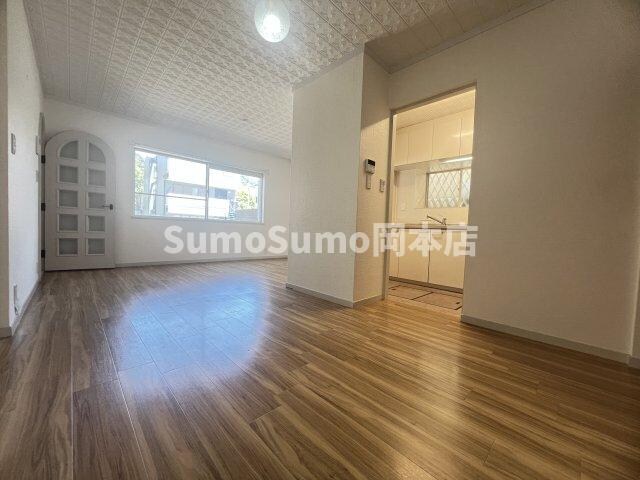 物件内観写真13　(こちらの居間で趣味の時間をお楽しみください)