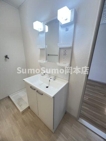 物件内観写真14　(ゆったりとスペースのある洗面所)