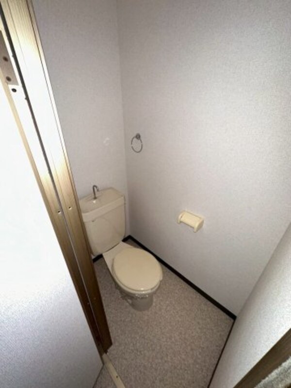 トイレ(落ち着いた色調のトイレです)