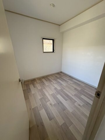 物件内観写真21　(落ち着いた色調の寝室です)