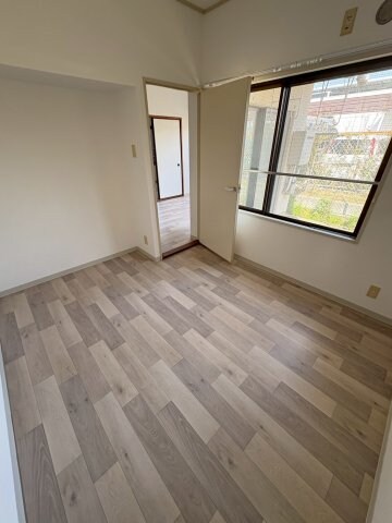 物件内観写真22　(明るい洋室です)