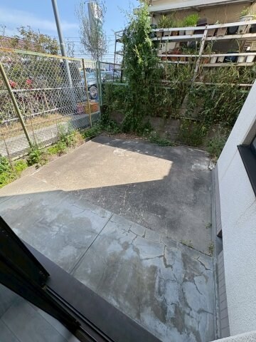 物件内観写真23　(開放的で明るい空間を演出してくれるバルコニーです)