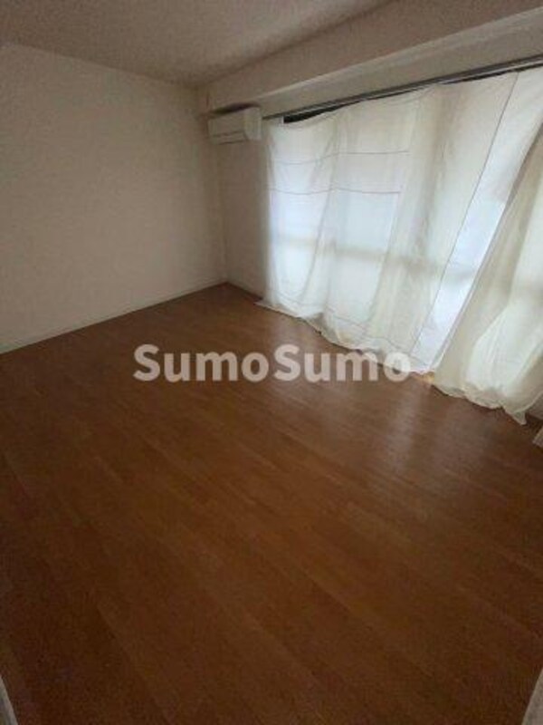 寝室(落ち着いて過ごせるお部屋なので、寝室にいかがでしょうか)