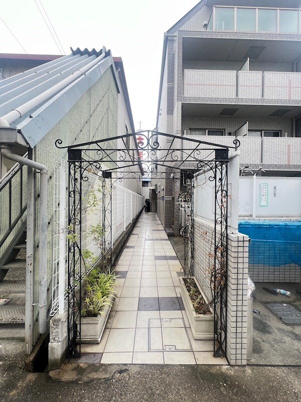 物件外観写真3　(清潔なエントランスです)