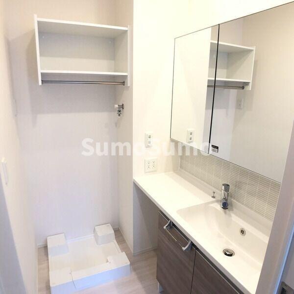 物件内観写真11　(ゆったりとスペースのある洗面所)