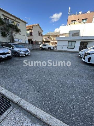 物件外観写真2　(駐車場があるので、車を買う予定の方も安心です)