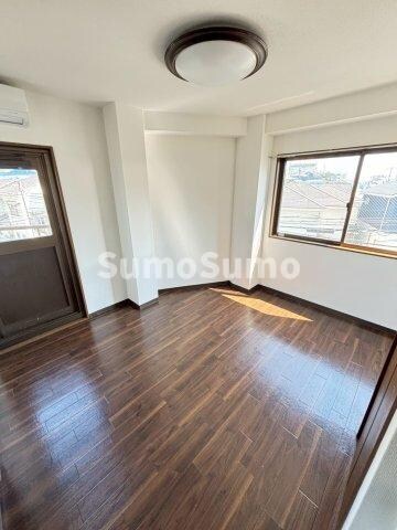 物件内観写真6　(落ち着いた色調の寝室です)