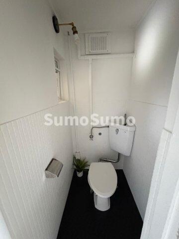 物件内観写真8　(落ち着いた色調のトイレです)