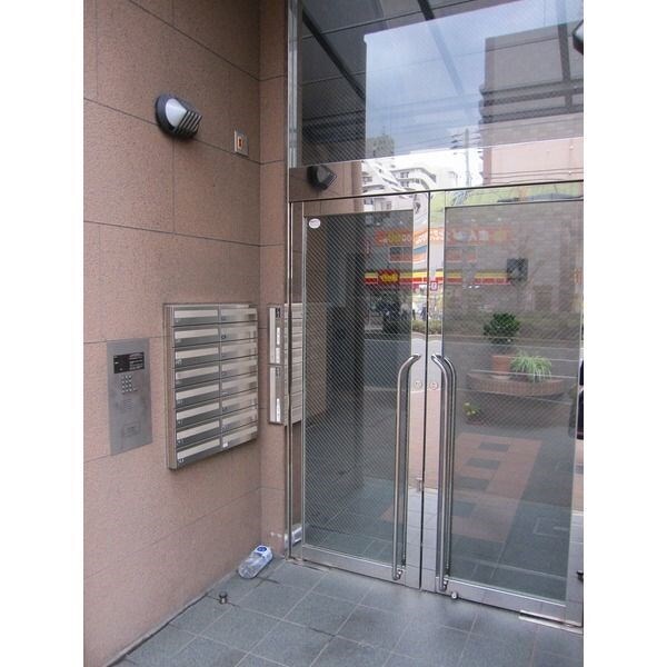 物件外観写真2　(落ち着いたエントランスです)