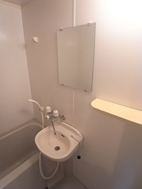 物件内観写真10　(独立洗面台で身支度をすべて済ませてしまいましょう)
