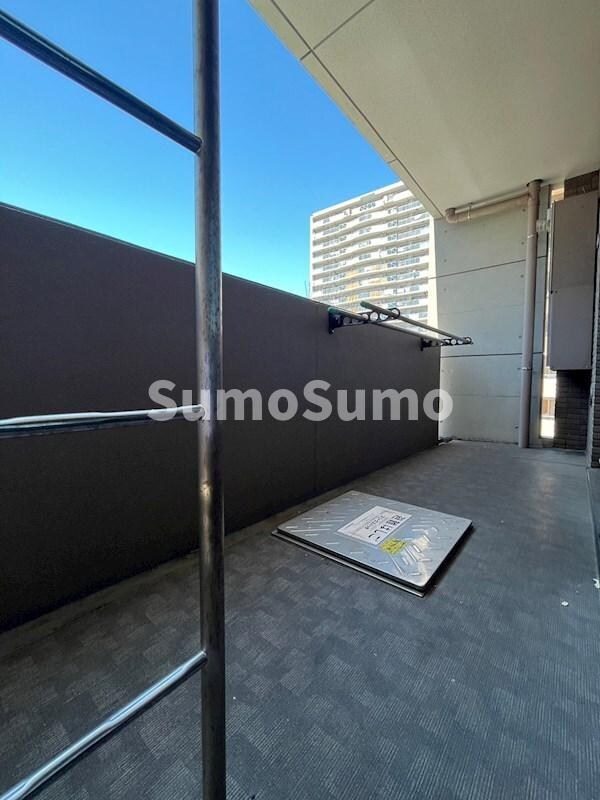 物件内観写真9　(開放的で明るい空間を演出してくれるバルコニーです)