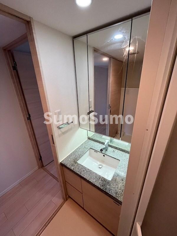 物件内観写真12　(独立洗面台、小物を置くことができて便利です)