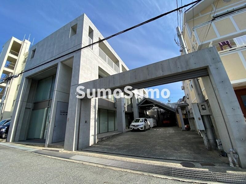 物件外観写真1　(落ち着いた雰囲気の外観です)