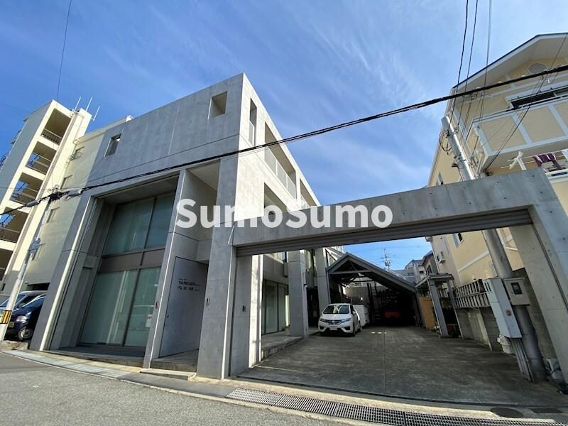 物件外観写真3　(外観は落ち着いています)