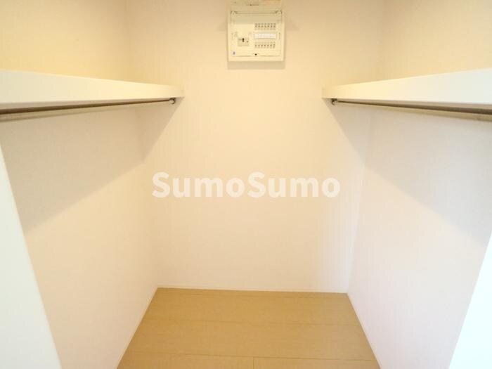 物件内観写真8　(大きなスペースがあり、収納には困りません)