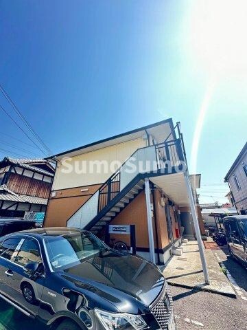 物件外観写真1　(落ち着いた雰囲気の外観です)