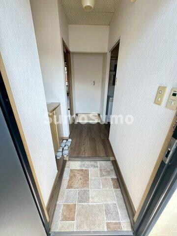 物件内観写真3　(ゆったりとした玄関です)