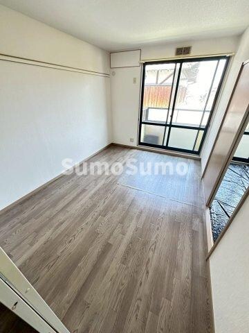 物件内観写真4　(ゆったりとした居間です)