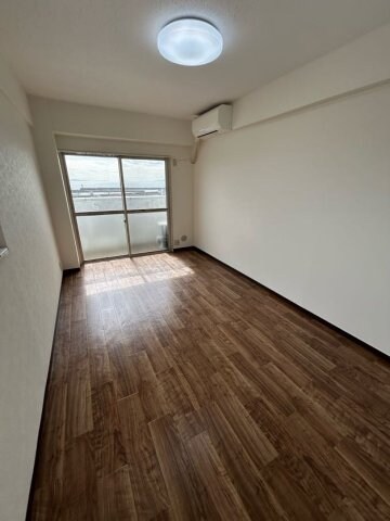 物件内観写真6　(ゆったりとしたリビングです)