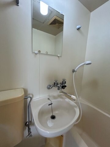 物件内観写真22　(ゆったりとスペースのある洗面所)