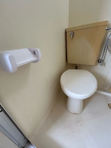 物件内観写真23　(ゆったりとした空間のトイレです)