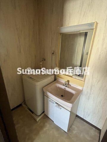 物件内観写真5　(独立洗面台、小物を置くことができて便利です)