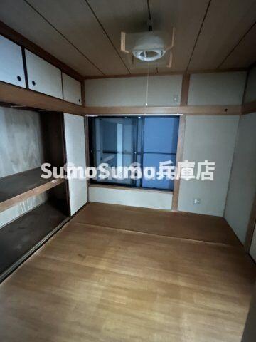 物件内観写真7　(落ち着いた色調の寝室です)