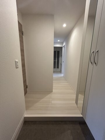 物件内観写真2　(ゆったりとした玄関です)