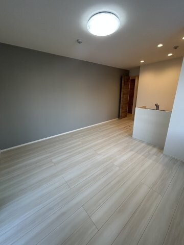 物件内観写真4　(こちらのリビングで趣味の時間をお楽しみください)