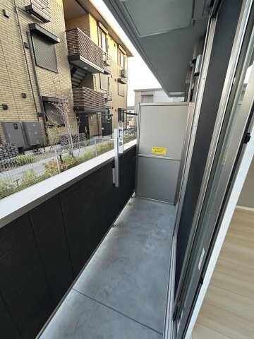 物件内観写真6　(暖かな日差しのふりそそぐバルコニー)