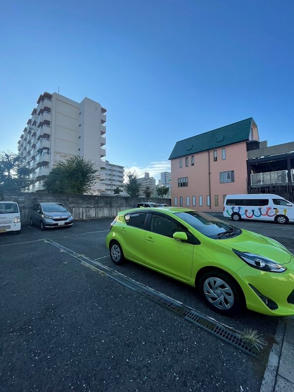 物件外観写真2　(駐車場に車を止められます)