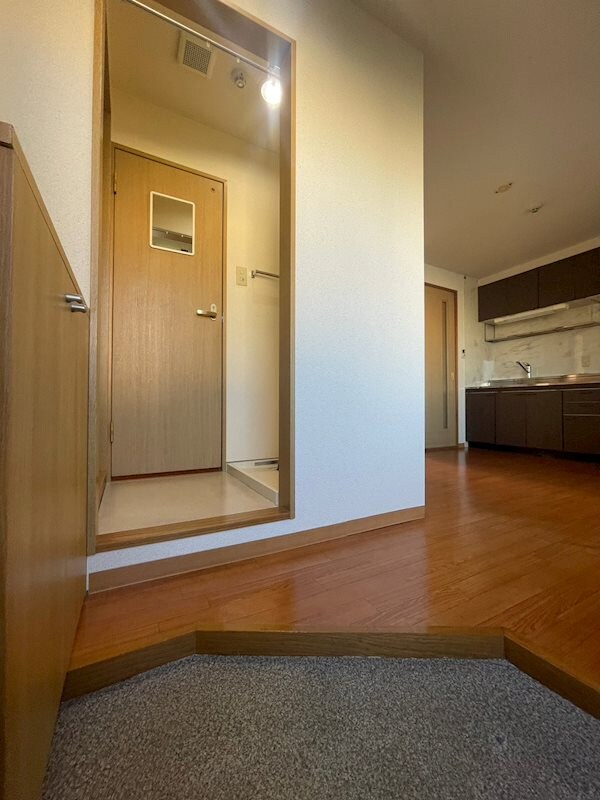 物件内観写真4　(収納もある玄関です)