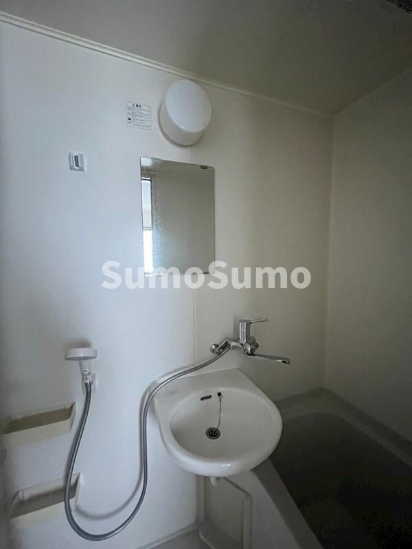 物件内観写真12　(明るい洗面所です)