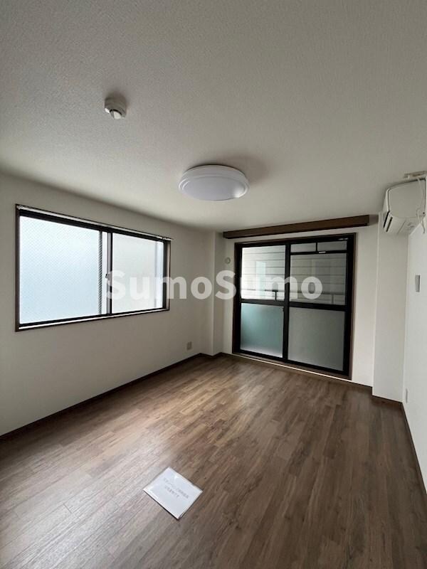 物件内観写真25　(こちらの居間で趣味の時間をお楽しみください)