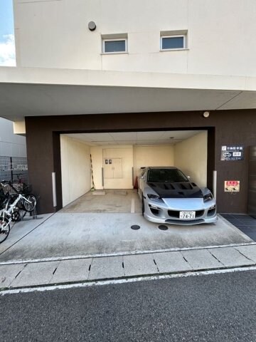 物件外観写真3　(車をお持ちの方に嬉しい駐車場付きの物件です)
