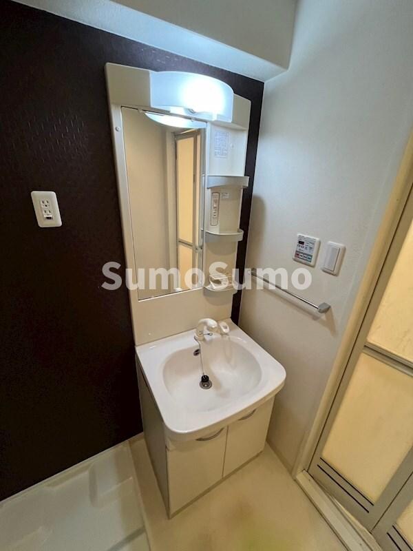 物件内観写真16　(広い洗面スペース)