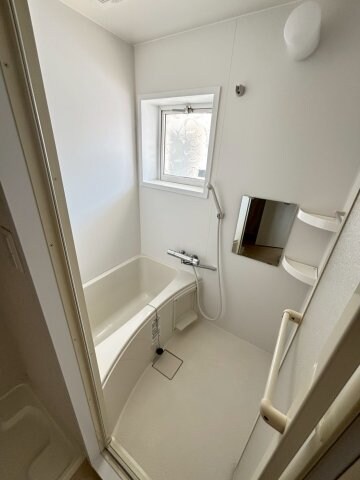 物件内観写真8　(日々の疲れを癒すお風呂付です)