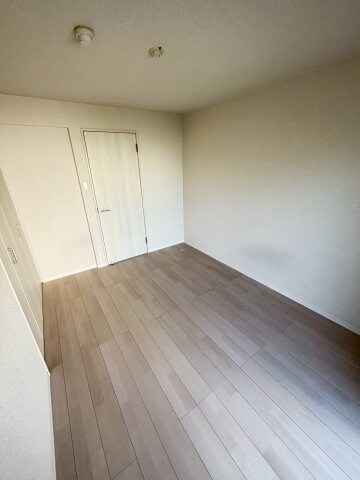 物件内観写真14　(使い勝手のいい洋室です)