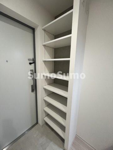 物件内観写真4　(便利な収納スペースです)