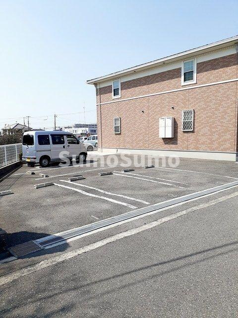 物件外観写真2　(駐車場完備です)
