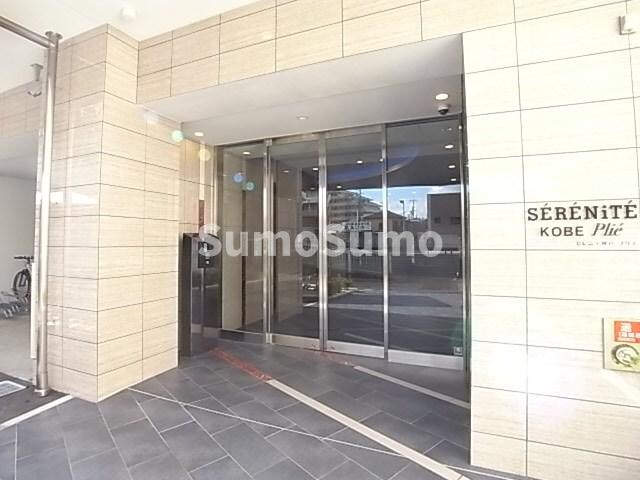 物件外観写真2　(清潔なエントランスです)