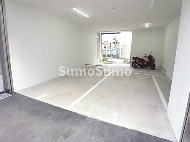 物件外観写真4　(車をお持ちの方に嬉しい駐車場付きの物件です)