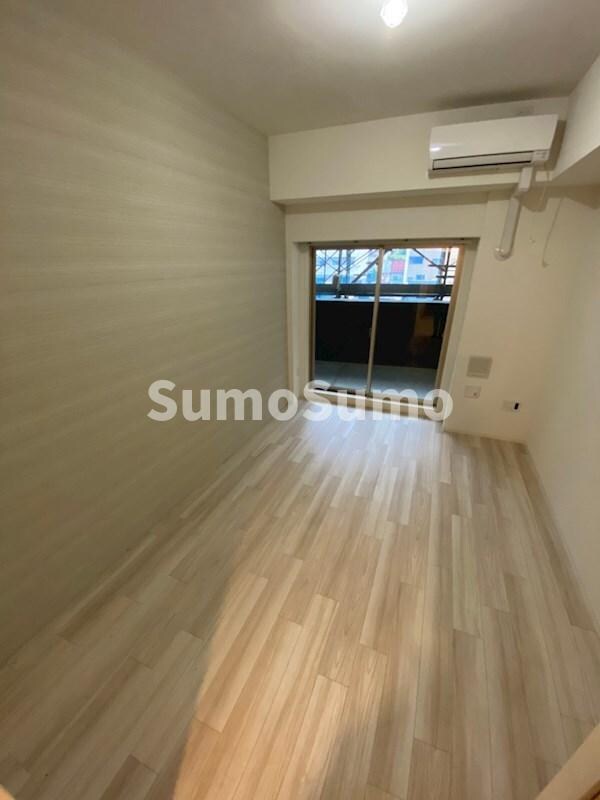 物件内観写真8　(広くて明るい寝室)