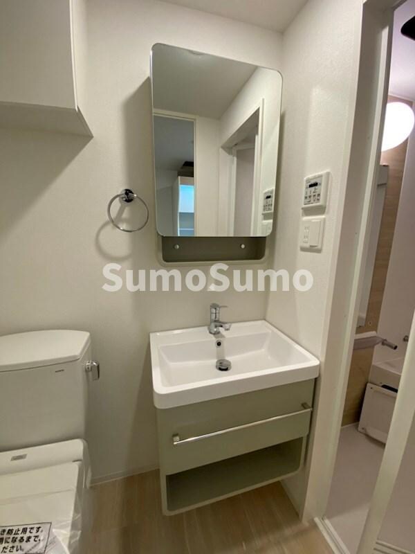 物件内観写真12　(独立洗面台、朝の身支度には欠かせません)