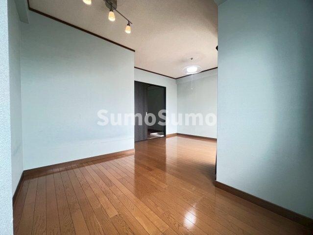 物件内観写真16　(広くて明るい寝室)