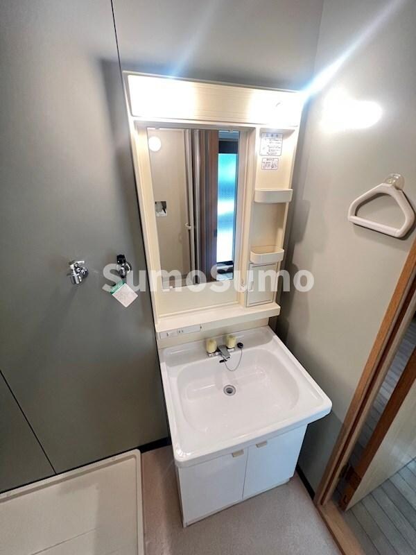 物件内観写真11　(広い洗面スペース)