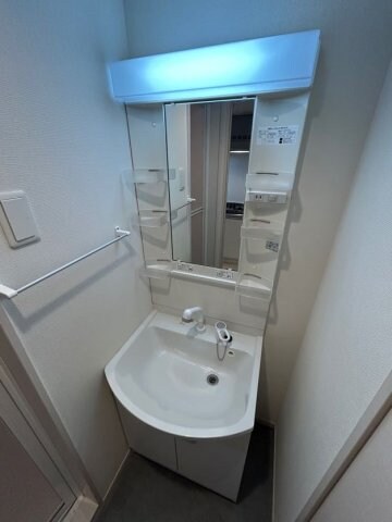 物件内観写真11　(忙しい朝には欠かせない洗面所です)