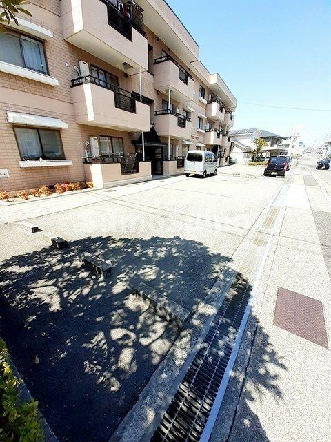 物件外観写真2　(駐車場があります)