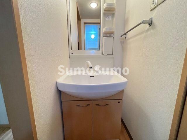 物件内観写真8　(広い洗面スペース)